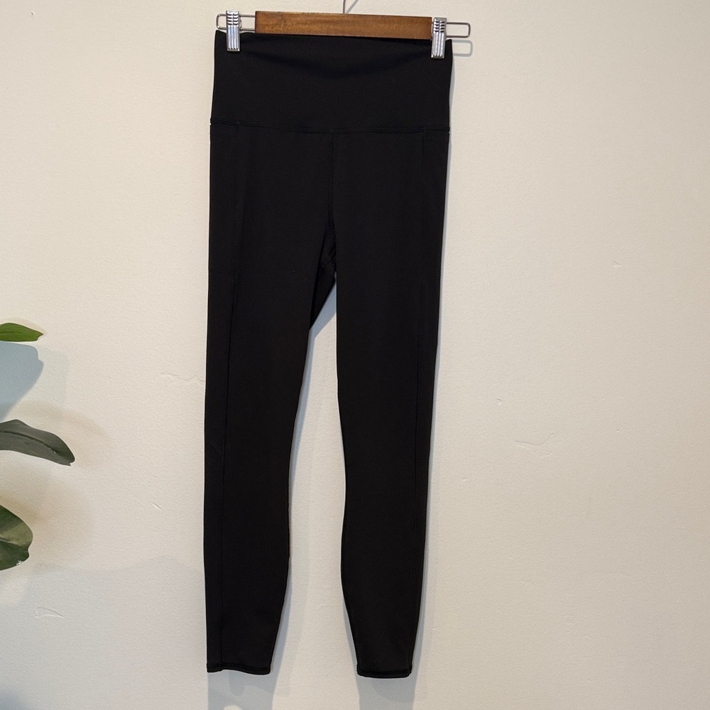 Vuori Black High-Waisted Leggings w/ 2 pockets - size small